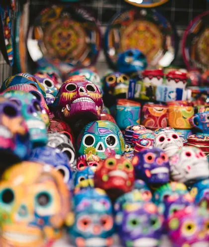 Un'ampia collezione di teschi in ceramica colorati e finemente dipinti, esposti al mercato.